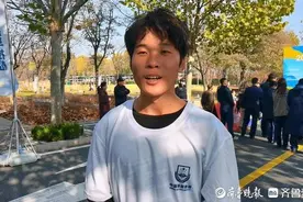 37分25秒！04年小伙张权获山东消防迷你跑冠军图片