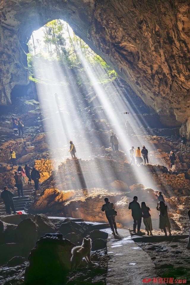 图说怀化｜鹤城黄岩金鸡洞内现“光瀑”奇观