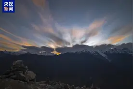 大自然的转场太惊艳！紫金山彗星＋日照金山是什么体验？图片