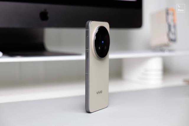 vivo X300 Pro 首发评测：直屏回归，长焦封神
