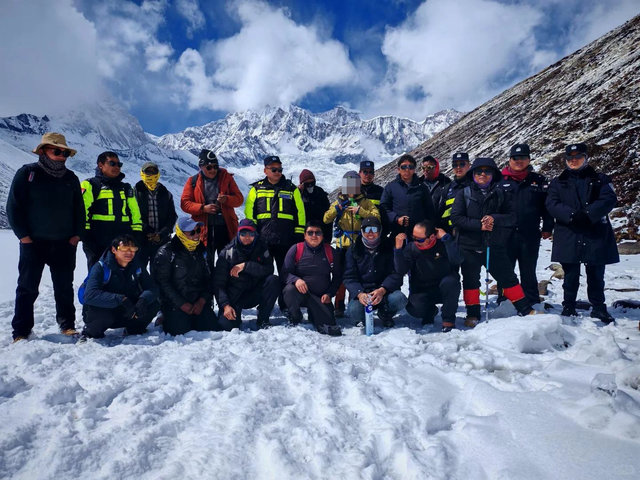 库拉岗日山峰徒步失联女子已找到：在牛棚被发现 牛粪盖在身上取暖 承担部分救援费用