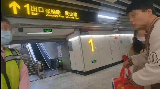 最新资讯-活的大闸蟹不能“坐”上海地铁？一天十几人被拦下，“倡议另寻出行方式”(3)