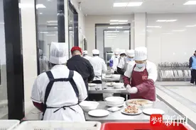 让师生吃上“放心餐”“美味餐”，扬中24名中小学食堂厨师接受培训展示厨艺图片