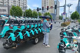 高温下的共享单车维护人员：有人60多岁还在奋斗，有人兼职做“城市医生”图片