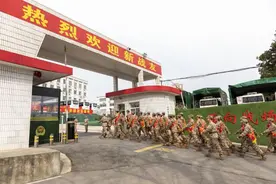 武警湖南总队2025年春季新兵陆续入营图片