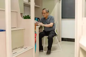对话试住学生宿舍的高校领导：每人一间找问题 错时吃饭查菜量图片