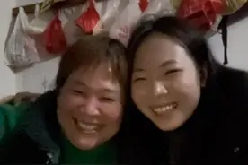 00后女大学生跨越千里接打工的母亲回家过年：很心疼妈妈，想给她一个惊喜图片