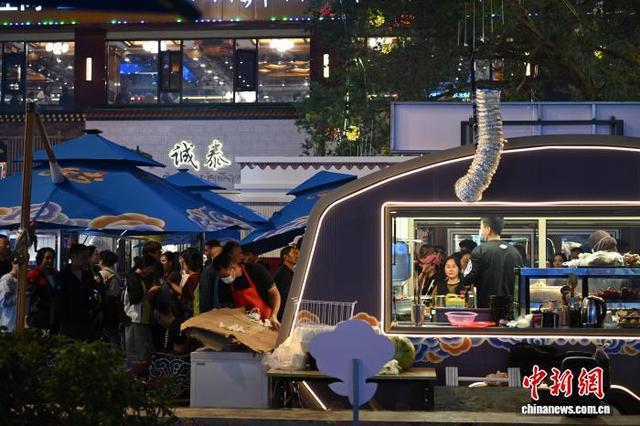“拉萨不夜城”人气火爆 成旅游新热点