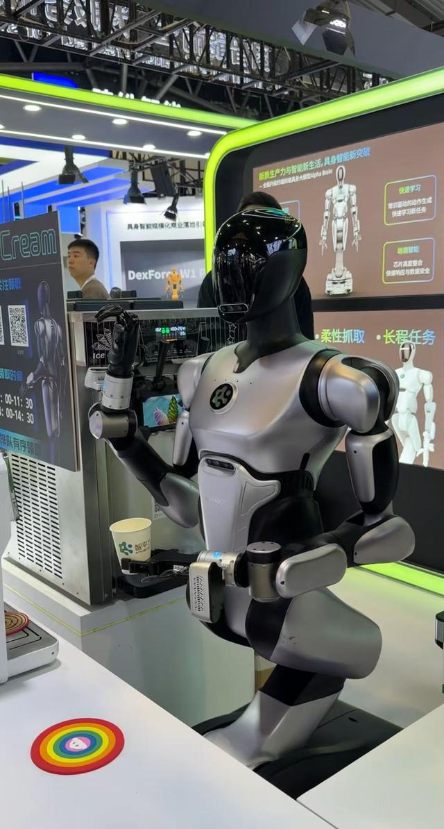 打拳击、煮咖啡、做康复训练......最大规模人形机器人亮相WAIC