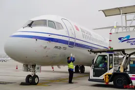 国航西南分公司首架ARJ21-700国产飞机入列投运图片