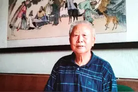 高手在民间！老人一手“八仙”技惊四座，年逾八旬笔耕不辍图片