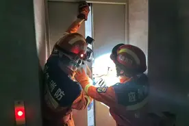 男子被困电梯，消防员紧急救援！事关安全，这些你要知道……图片