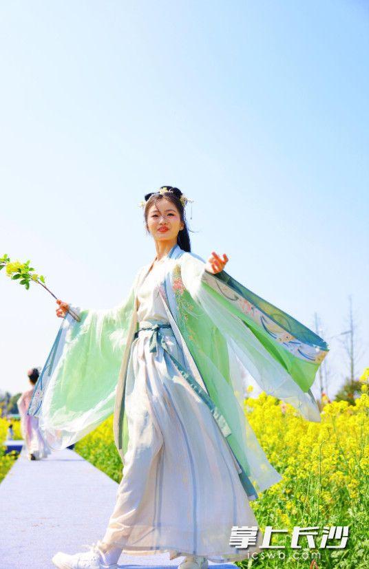 赴江背花田之约！合唱、T台秀、飞花令轮番上演，春日氛围感拉满