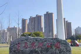 21万㎡滨河秘境、百年烟囱灯光秀、樱花跑道｜搭地铁游半马苏河公园图片
