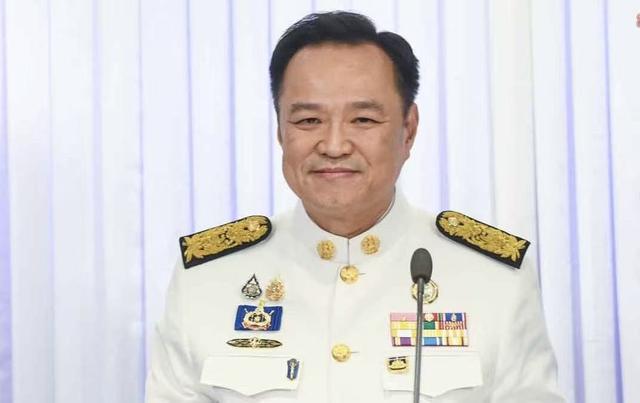 泰国新总理率领内阁成员宣誓就职