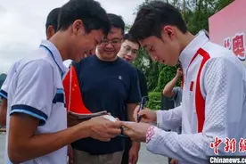 奥运冠军练俊杰游览桂林山水 激励青少年运动员刻苦训练图片