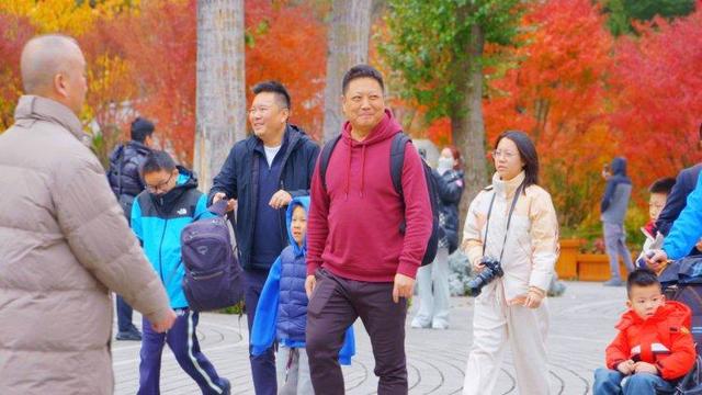 秋假九寨沟亲子游火爆 红叶彩林间邂逅“童话世界”