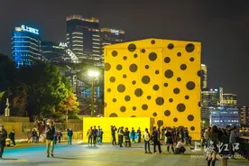 北外滩惊现“波点大盒子”，里面是……图片