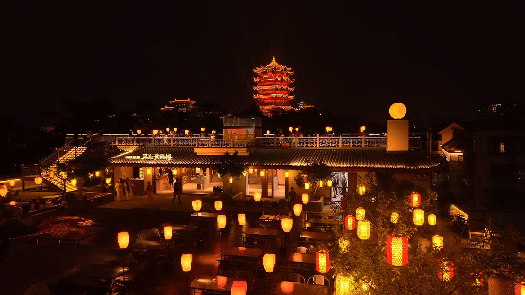 武汉人太会了！烧烤店抬头就是黄鹤楼