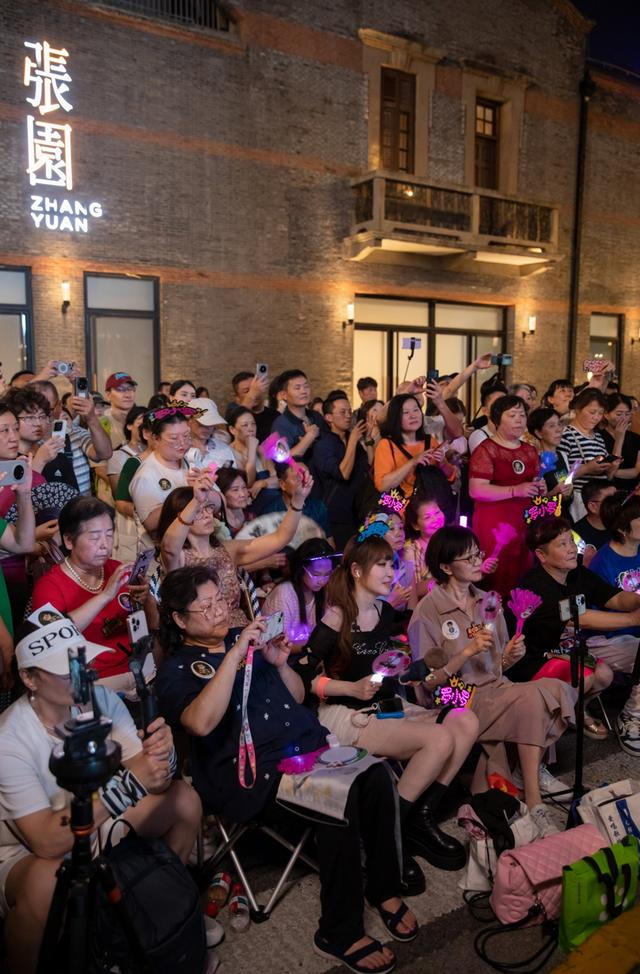 罗小罗现身引爆茂名北路，“微醺夜巷”亮夜经济