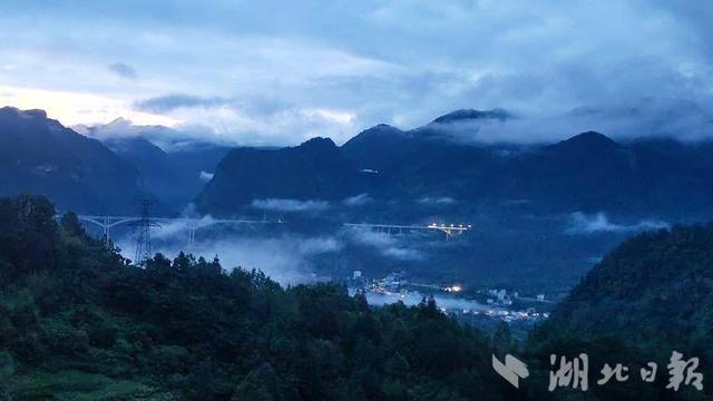 鹤峰容美：雾漫清晨