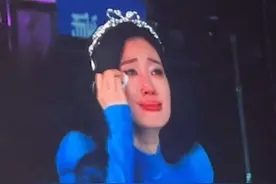 都哭出表情包了！单依纯杭州演唱会，收到粉丝生日祝福感动到干呕图片