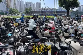 济南和谐广场南侧经十路辅道“车满为患”，5米宽道路仅容一人通行 | 记者帮办图片