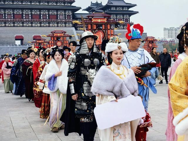 “凤舞神都·汉服同行” 汉服出行日活动在洛阳老城举行