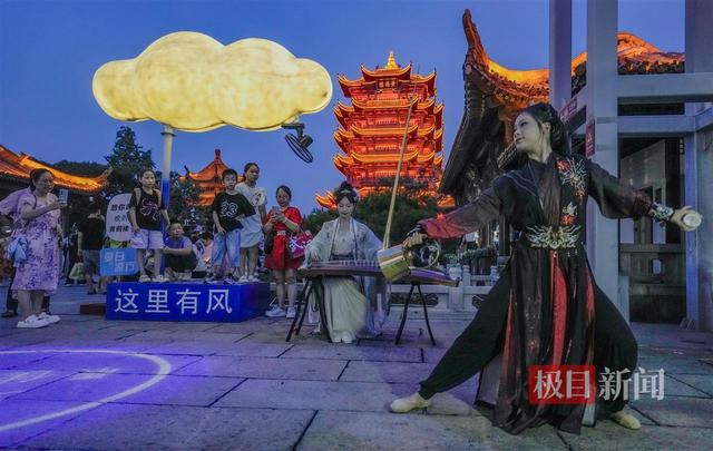 玩转江湖“一起”嗨，《夜上黄鹤楼》带游客畅玩盛夏幻境