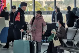 节日不停档丨每天徒步巡线20多公里！他们在春运最繁忙的铁路线上坚守图片