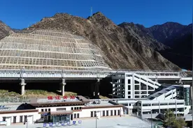 全国唯一进站天桥跨越国道的高铁站如何建成？施工人员揭秘图片