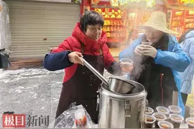 现煮的姜丝可乐献给铲雪除冰工作者图片
