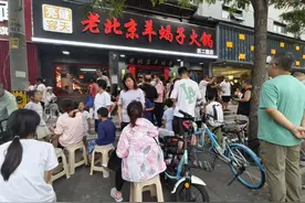 老板救人牺牲后，人们涌进他留下的火锅店图片