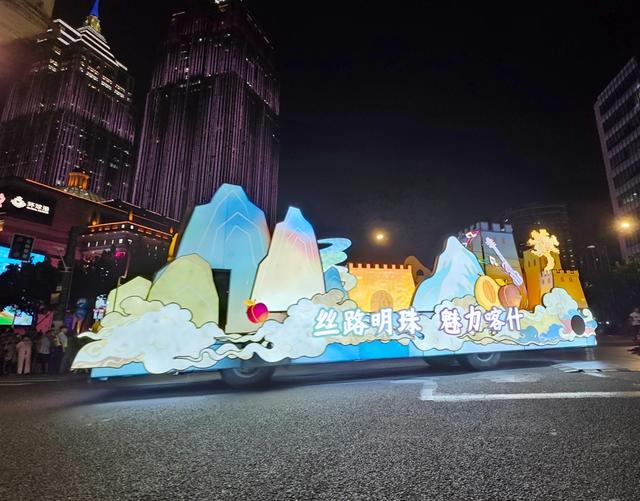 25辆花车“开进”环球港，上海旅游节大巡游活动来到普陀