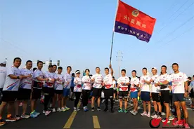 完美收官！潍坊消防“蓝焰护跑团”全程助力2023年潍坊马拉松图片