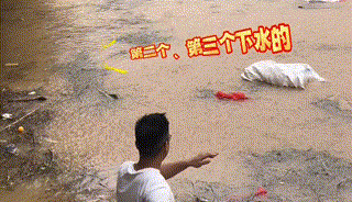 小车被冲入桥洞 警民携手救援