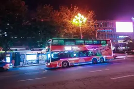春节期间赏灯，可以乘坐公交夜游赏灯专线！！！图片