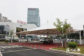福州仓山万达旁建成4个超大遮阳棚图片