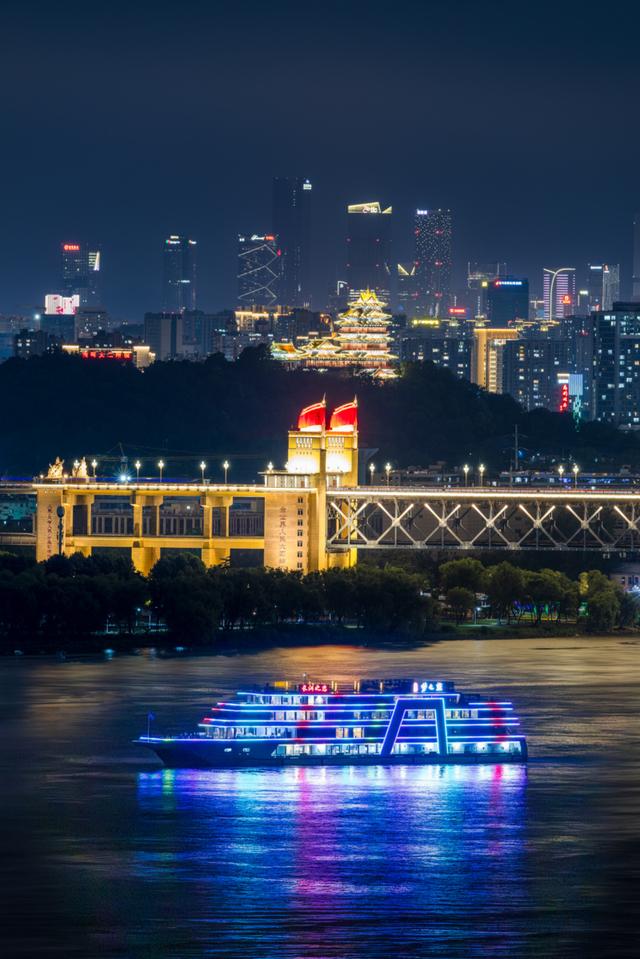 “水韵江苏”新名片：长江游轮“夜模式”激活金陵文旅消费活力