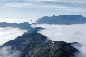 秋高气爽 壮美云海覆山峦图片