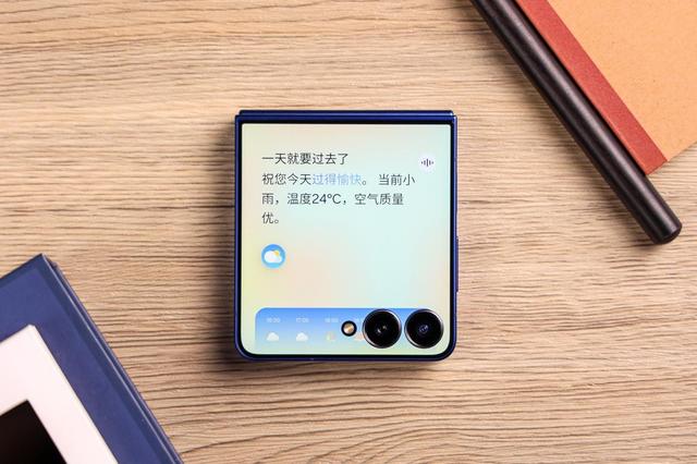 三星Galaxy Z Flip7上手评测：小折叠的新高度，还是熟悉的配方？