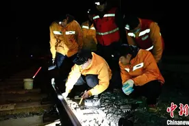 （新春走基层）广西玉林“钢轨B超医生”寒夜探伤护春运平安图片