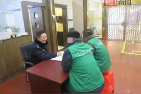 两男子在酒吧打架被行拘，在拘留所内仍互有怨气，听完民警的劝解后他们握手言和图片