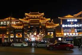 C视频｜达州三里古街国庆夜游热  市民尽享欢乐时光图片