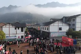 赶集市、置年货、享年味……首届金佛山178刨猪汤文旅消费季古花镇专场举行图片