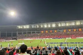 江苏南通：“苏超”点燃夏夜热情 精细治理绘就烟火画卷图片