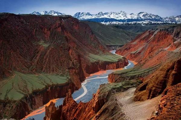 歌舞快闪燃动申城，新疆塔城邀上海市民探秘“油画草原圣地”