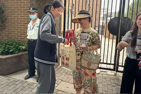 直击上海高考｜高考+端午，老师送考生粽子香囊祝高“粽”图片