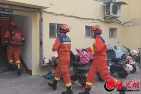 潍坊诸城：孩子腿部被卡楼梯护栏 消防救援大队闪电营救图片