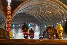 上海首条！深夜可以骑电动车过黄浦江了！现场直击→图片